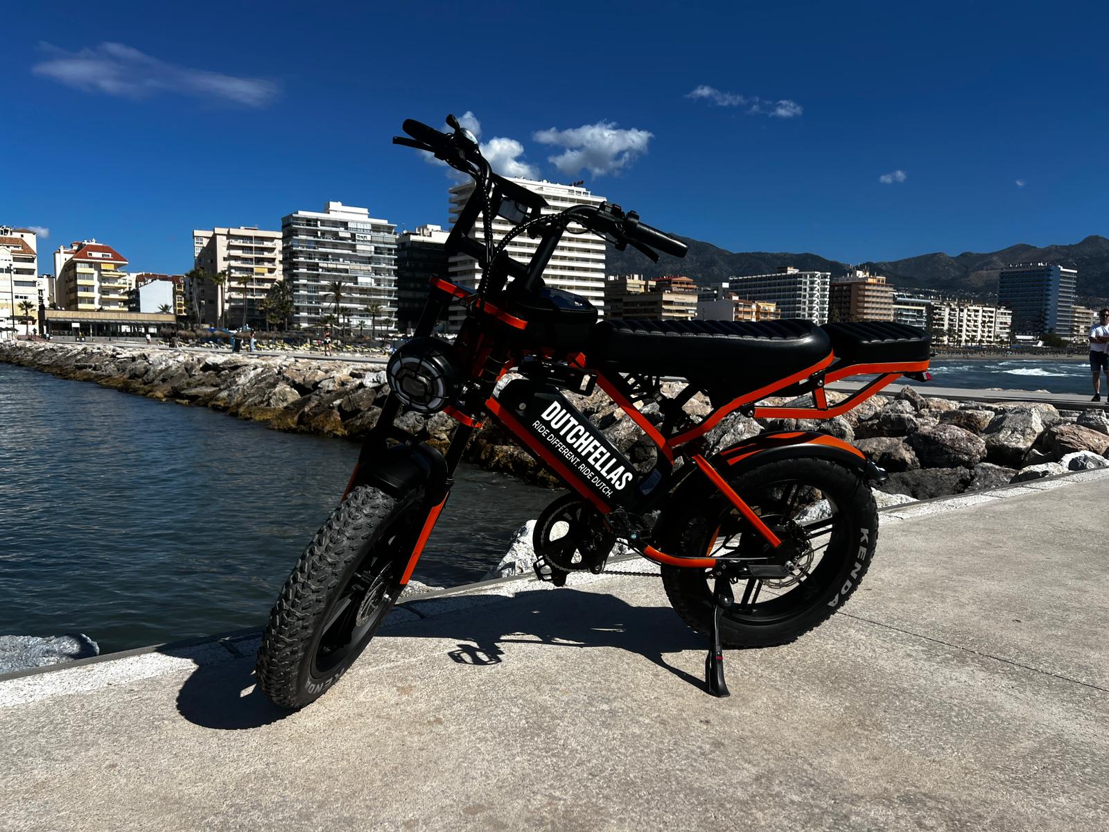 Bicicleta eléctrica junto a la costa